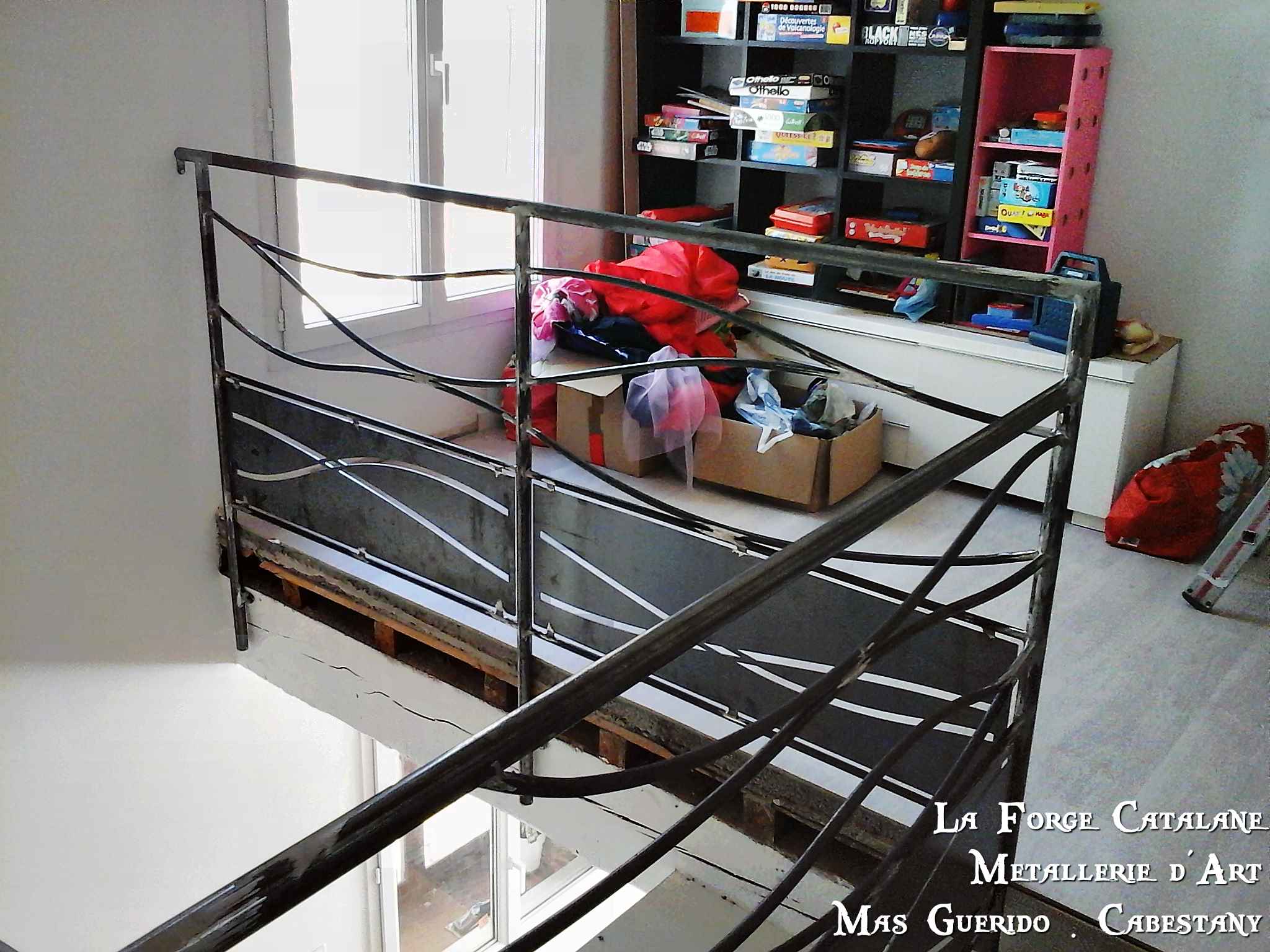 garde corps main courante tube rond et remplissage rondin effet vagues fer forge catalane (2).jpg